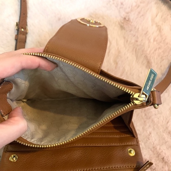 Michael Kors Crossbody Tan Leather and Gold - Picture 6 of 8